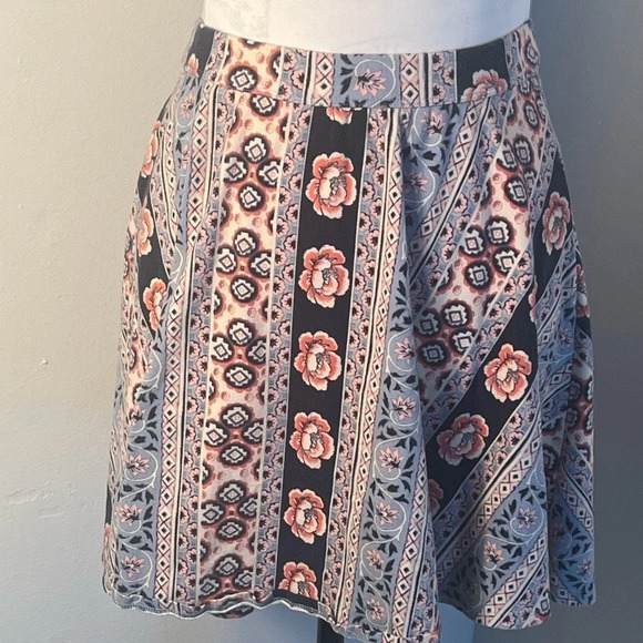 Hollister Dresses & Skirts - Hollister, M mini, elastic waist, flared vertical floral and geometric pattern